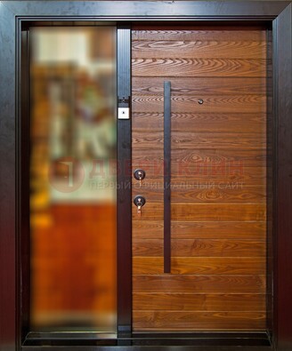 Коричневая входная дверь c МДФ панелью и стеклом ЧД-38 в частный дом в Туле