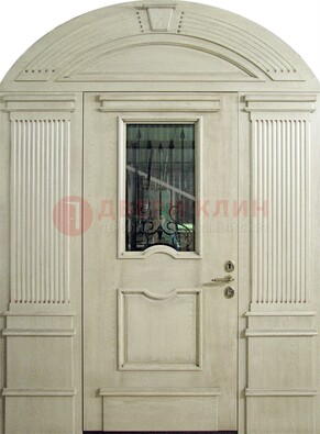 Белая входная дверь массив со стеклом и ковкой ДА-49 в Туле