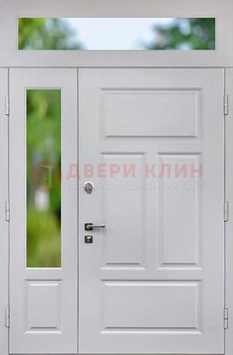 Белая полуторная железная дверь со стеклом и фрамугами ДФГ-10 в Туле