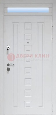 Белая металлическая дверь с фрамугой для коттеджа ДФГ-21 в Туле