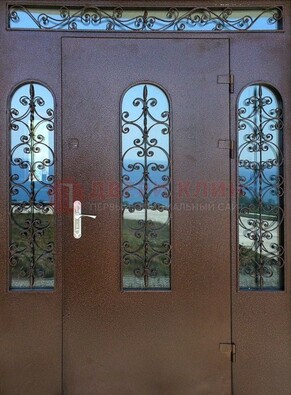 Железная парадная дверь со стеклом и ковкой ДПР-16 для общественных зданий в Туле