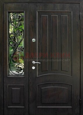 Парадная дверь со стеклянными вставками и ковкой ДПР-31 в кирпичный дом в Туле