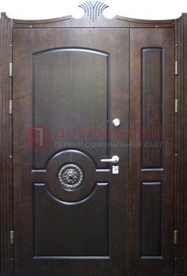 Коричневая парадная дверь с украшением ДПР-52 с утеплением в Туле
