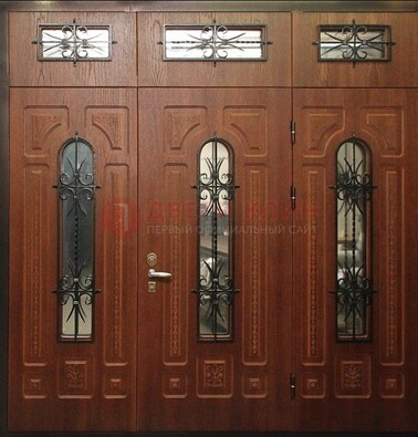 Парадная дверь с металлическими вставками и ковкой ДПР-72 в дом в Туле