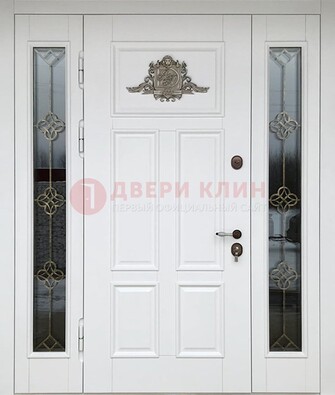 Белая входная парадная дверь со стеклом и ковкой ДПР-92 в Балашихе