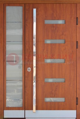 Коричневая металлическая дверь со стеклом ДС-72 в Туле