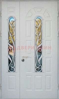 Распашная стальная дверь со стеклом и ковкой в белом цвете ДСК-120 в Туле