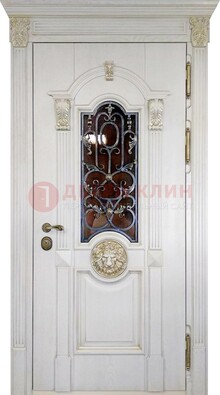 Белая железная дверь со стеклом и ковкой для кирпичного дома ДСК-155 в Туле
