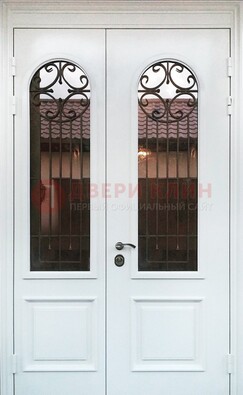 Белая стальная дверь стекло с ковкой и филенкой ДСК-201 в Туле