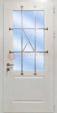 Белая простая железная дверь Винорит со стеклом и ковкой ДСК-257 в Туле