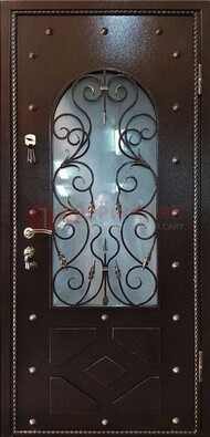 Влагостойкая дверь со стеклом и ковкой с декором ДСК-37 в Туле