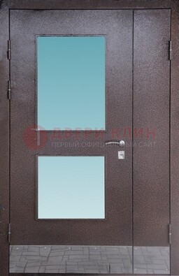 Коричневая тамбурная дверь со стеклянными вставками ДТМ-21 в Туле