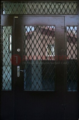 Коричневая тамбурная дверь со стеклянными вставками и ковкой ДТМ-32 в Туле