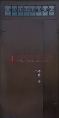 Коричневая тамбурная дверь со стеклянными вставками и ковкой ДТМ-39 в Туле
