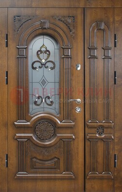 Коричневая двухстворчатая железная дверь с МДФ и витражом ВЖ-32 в Туле